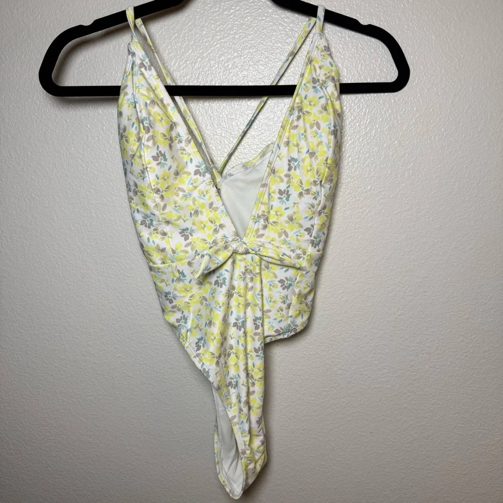 Cupshe Itsy Ditsy Tie‎ Front Plunge One Piece Swimsuit